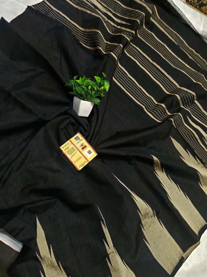 Regal Charm – Handcrafted Raw Silk Saree with Temple Border & Contrast Pallu Blouse