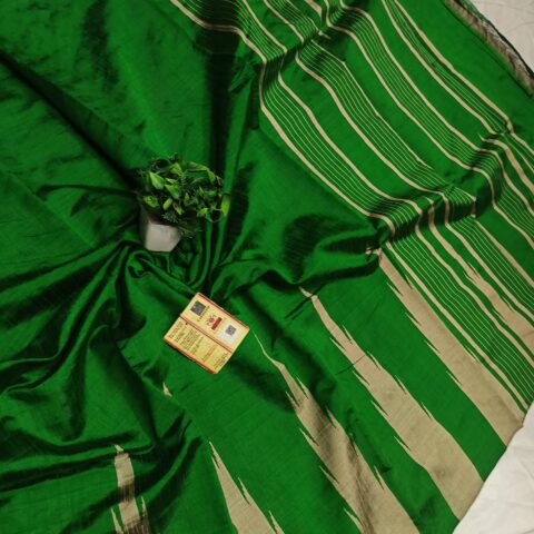 Regal Charm – Handcrafted Raw Silk Saree with Temple Border & Contrast Pallu Blouse