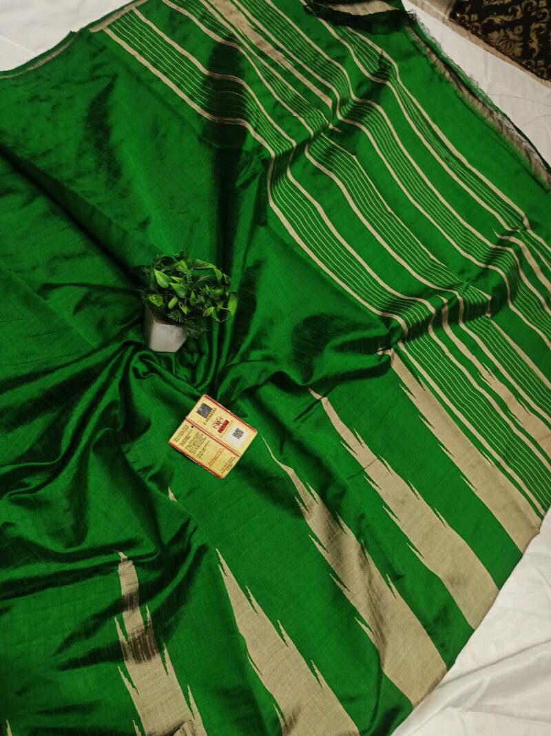 Regal Charm – Handcrafted Raw Silk Saree with Temple Border & Contrast Pallu Blouse