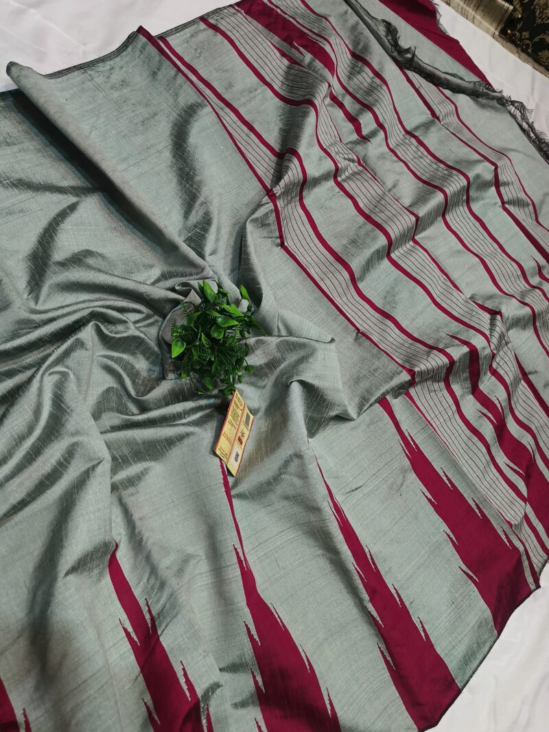Regal Charm – Handcrafted Raw Silk Saree with Temple Border & Contrast Pallu Blouse