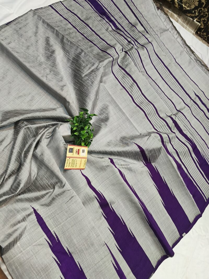 Regal Charm – Handcrafted Raw Silk Saree with Temple Border & Contrast Pallu Blouse