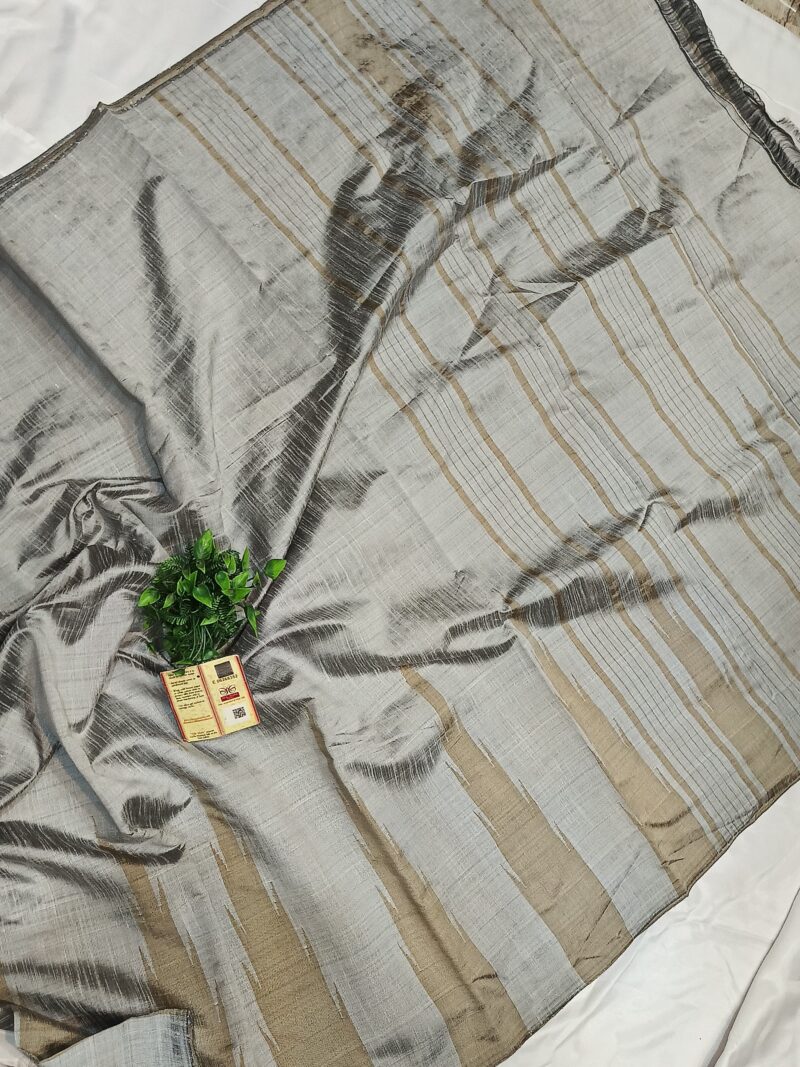 Regal Charm – Handcrafted Raw Silk Saree with Temple Border & Contrast Pallu Blouse