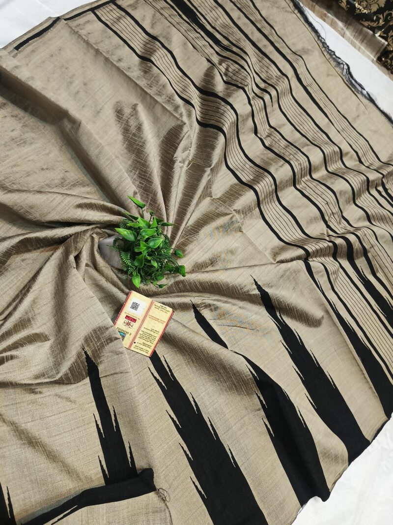 Regal Charm – Handcrafted Raw Silk Saree with Temple Border & Contrast Pallu Blouse
